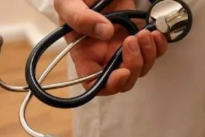 अयोध्या : घायल युवक के परिजनों के साथ चिकित्सक ने किया अभद्र व्यवहार, भड़के लोग