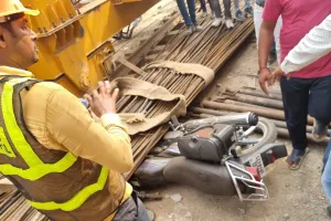 अयोध्या: बड़ा हादसा टला, ओवरब्रिज निर्माण में चढ़ाई जा रही थी 4 टन सरिया, टूटी सेफ्टी बेल्ट