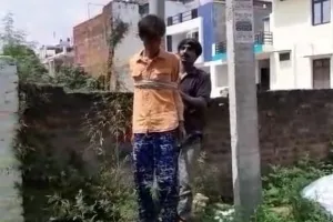 सीतापुर में भीड़ तंत्र हावी: कबाड़ बीनने वाले को बिजली के खंभे में बांधकर पीटा