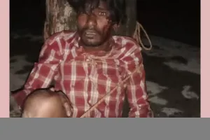 बाराबंकी: विक्षिप्त युवक को चोर समझकर ग्रामीणों ने बांधकर पीटा