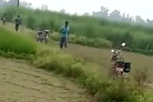 अयोध्या: जंगली सुअर का शिकार करने आए शिकारियों को ग्रामीणों ने भगाया