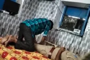 लखनऊ : नाई से चौकी के अंदर पैर दबवा रहे दरोगा हो गए लाइन हाजिर