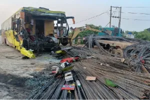 लखनऊ : बस-ट्रेलर की टक्कर में 29 मुसाफिर घायल, एक की मौत ….जानें कैसे हुआ हादसा