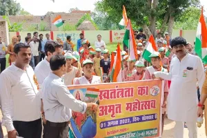 इटावा: नन्हें-मुन्हे छात्र-छात्राओं ने निकाली प्रभात फेरी