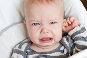 बच्चों के कान में हुआ है इन्फेक्शन, तो जानें कारण, लक्षण और इलाज