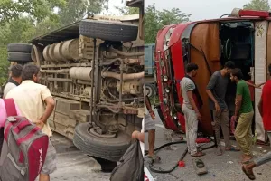 बहराइच: डबल डेकर यात्री बस और डंपर में भिड़ंत, आठ घायल