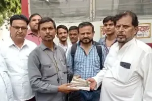 बुलंदशहर : बस कंडेक्टर ने व्यापारी के चेहरे पर लौटाई मुस्कान…आप भी जानें