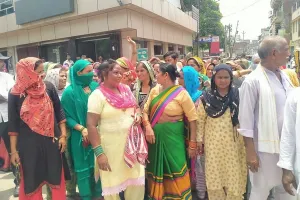 बिजनौर : पैथोलॉजी लैब और ब्लड बैंक पर महिलाओं ने किया हंगामा, भ्रष्टाचार का लगाया आरोप