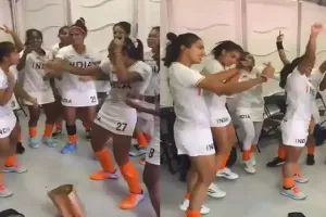 ‘सुनो गौर से दुनिया वालों बुरी नजर न हमपे डालो…’, मेडल जीतने के बाद भारतीय महिला हॉकी टीम ने यूं मनाया जश्न, देखें वीडियो