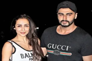 VIDEO: एयरपोर्ट पर एक दूसरे से दूरी बनाते दिखे मलाइका अरोड़ा-अर्जुन कपूर, यूजर्स बोले- लगता है कुछ गड़बड़ है