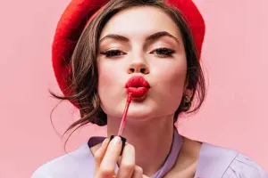 मैट लिपस्टिक को आसानी से होंठों से हटाने के लिए अपनाएं यह टिप्स, Lips दिखेंगे खूबसूरत