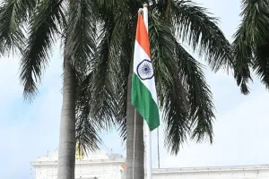 लखनऊ : ध्वजारोहण के बाद राज्यपाल ने राष्ट्रपति पदक से किया सम्मानित…जानें कौन हैं यह