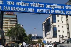 लखनऊ: लोहिया संस्थान में नहीं दूर हो पा रही व्हीलचेयर व स्ट्रेचर की समस्या, मरीजों को घंटों करना पड़ता है इंतजार