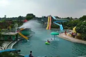 वाराणसी: वाटर पार्क में क्लास-2 के बच्चे की डूबने से हुई मौत, परिजनों ने धरना देकर की कार्रवाई की मांग