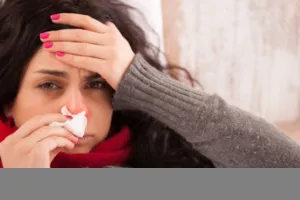 बदलते मौसम में अगर हो रहा हो सर्दी-जुकाम, तो गले की खराश को इस घरेलू नुस्खे से करें दूर