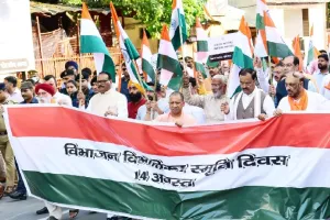 लखनऊ : विभाजन विभीषिका स्मृति दिवस पर सीएम ने निकाला मौन पैदल मार्च