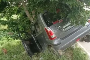 बदायूं: पेड़ से टकराई अनियंत्रित कार, मासूम समेत तीन लोगों की मौत, दो घायल