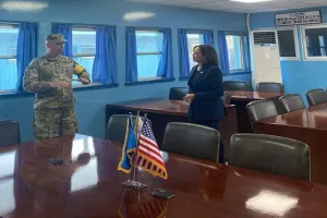 एशिया यात्रा के दौरान कोरियाई प्रायद्वीप को विभाजित करने वाले असैन्यीकृत क्षेत्र कमला हैरिस