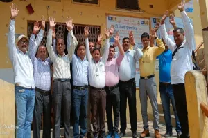 बहराइच: अभिकर्ताओं ने कार्य बहिष्कार कर किया प्रदर्शन, सौंपा ज्ञापन