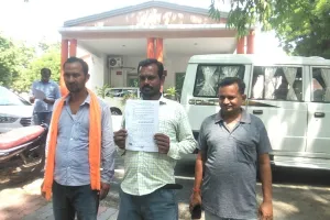 बहराइच: बिना आदेश के पुलिस और राजस्व टीम ने मकान पर चलाया बुलडोजर