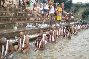 चित्रकूट: पितृविसर्जन अमावस्या पर लगा लाखों का जमावड़ा, भगवान राम ने यहीं किया था पिता का पिंडदान
