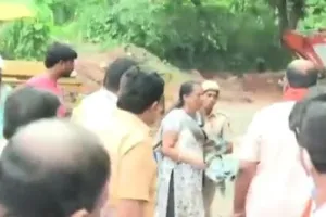 कर्नाटक : भाजपा विधायक ने महिला को झिड़का, सवाल पूछने पर हिरासत में ली गई