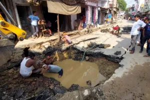 शाहजहांपुर: पाइप लाइन में लीकेज से दो जगह धंस गई सड़क, आवागमन बाधित