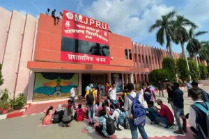 बरेली: यूनिवर्सिटी में छात्रों का हंगामा, प्रशासनिक भवन की छत पर चढ़े स्टूडेंट्स