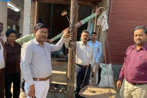 बरेली: भरोसे के तराजू पर घटतौली का बांट, धर्मकांटे की तौल में गड़बड़ी के साथ ही फल-सब्जी और मिठाई में की जा रही घटताैली