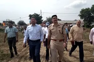 मथुरा: चार्ज लेते ही फरह पहुंचे डीएम खरे, मेले की व्यवस्थाओं का किया निरीक्षण