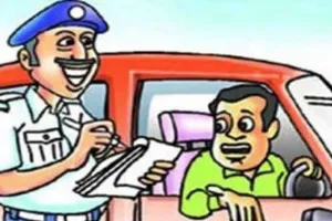 पीलीभीत: मैजिक से कुचलने से बचे चेकिंग कर रहे टीएसआई, गलत रुट पर जाता देख पुलिस ने रोका