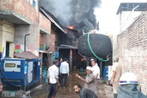 कानपुर: पनकी इंडस्ट्रियल एरिया में पेंट फैक्ट्री में लगी आग, दमकल की दर्जन भर गाड़ियों ने पाया काबू