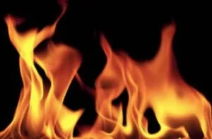 हल्द्वानी: गोदाम में आग से लाखों का डिस्पोजल सामान खाक