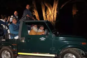 काजीरंगा नैशनल पार्क में असम के CM हिमंत बिस्वा सरमा और सदगुरु जग्गी वासुदेव ने की नाइट सफारी, शिकायत दर्ज