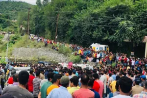 उत्तराखंड: अंकिता की पोस्टमार्टम रिपोर्ट सार्वजनिक करने की मांग पर अड़े परिजन, गुस्साई भीड़ ने बदरीनाथ हाईवे किया जाम