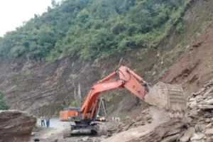 चंपावत: भारी बारिश से चंपावत-टनकपुर एनएच में मलबा आने से यातायात प्रभावित