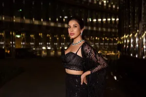 Sophie Choudry Photos: ब्लैक ड्रेस में सोफी चौधरी ने दिखाईं ग्लैमरस अदाएं, तस्वीरें देख धड़का फैंस का दिल