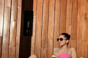 Sunny Leone Photos : कलरफुल मोनोकिनी में सनी लियोनी ने कराया फोटोशूट, हॉटनेस देख दीवाने हुए फैंस