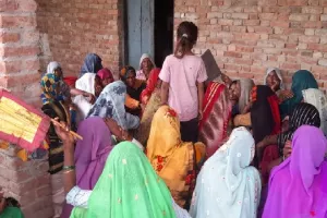 अमरोहा : टायर फटने से पलटा मिनी ट्रक, किसान की मौत, चार घायल