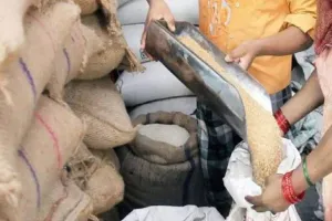 अयोध्या: अगस्त माह के राशन की अभी तक नहीं हुई उठान, जुलाई की सप्लाई का अब कर रहे हैं वितरण