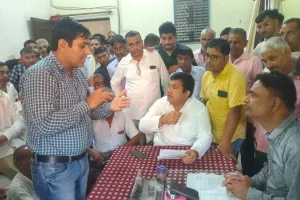 अमरोहा: किसानों ने गन्ना समिति का किया घेराव, धरना प्रदर्शन कर जताया विरोध