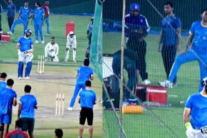 Road Safety World Series: मैच से पहले लय में दिखे रैना, हास्टल के खिलाड़ियों ने युवराज को किया आउट