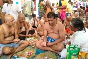 पितृपक्ष: अमावस्या पर लोगों ने पूरी श्रद्धा के साथ अपने पितरों को पिंडदान कर किया विदा