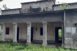 सीतापुर: नलकूप विभाग का गेस्ट हाउस बना खंडहर, अब जानवर करते हैं आराम