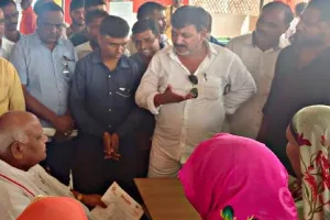 अयोध्या: सड़क चौड़ीकरण के लिये हो रहे ध्वस्तीकरण के खिलाफ लोगों ने सांसद को सौंपा ज्ञापन