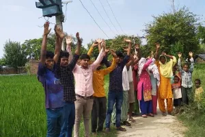 बहराइच: ट्रांसफार्मर न बदले जाने से नाराज ग्रामीणों ने किया प्रदर्शन