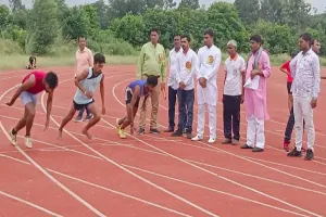 अयोध्या: खेलकूद प्रतियोगिता में खिलाड़ियों ने दिखाया दम, पुरस्कार मिला तो खिले चेहरे