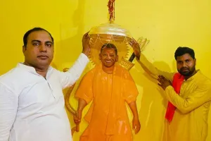 अयोध्या के योगी मंदिर पहुंचे अमित जानी, बताया कलयुग का अवतार, अर्पित किया सवा किलो चांदी का छत्र