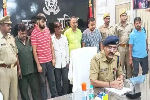उन्नाव पुलिस ने पांच जुआरियों को किया गिरफ्तार, 1.74 लाख रुपये, बाइक और कार बरामद