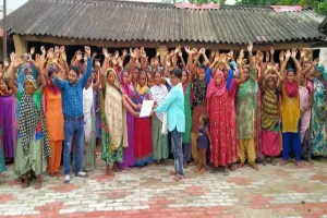 बहराइच: ग्राम प्रधान की अध्यक्षता में हुई कलस्ट की बैठक, कोटेदार को बर्खास्त करने का निर्णय